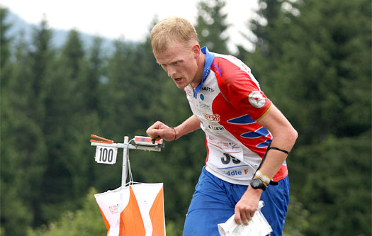 Anders Nordberg stempler på siste post i VM mellomdistanse i Tsjekkia 2008. Foto: Geir Nilsen/OPN.no.