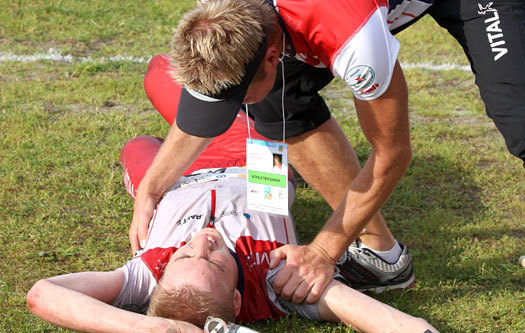 Petter Thoresen gratulerer Olav Lundanes med VM-gull på langdistansen i Trondheim 2010. Et av flere store øyeblikk for norsk orientering under Thoresen som landslagssjef. Foto: Geir Nilsen/OPN.no.