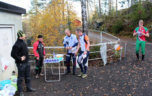 Pål Skogedal, Lars-Inge Arnevik og Eirik S. Jelstad kom først til første matstasjon ved Kaggefoss. Foto: Hans L. Werp.