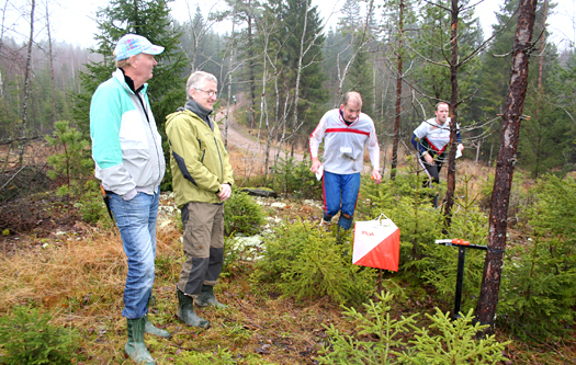 Løpsleder Christian Bugge (t.v.) og riggesjef Morten Johannessen ved siste post der Tyrvings Per Øhlckers har sikker kurs mot stemplingsbukken. Foto: Torgeir Strandhagen.