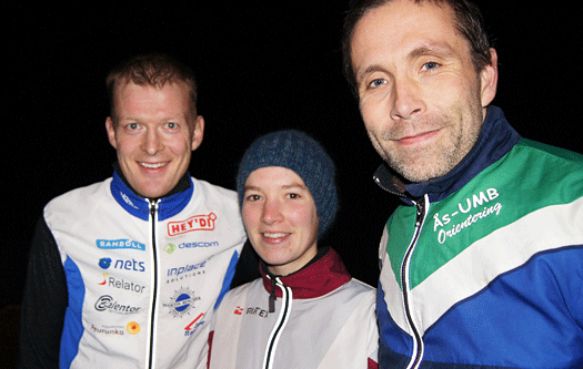 Oslo Night Cup sammenlagtvinnere. Fra venstre Anders Nordberg, Vaajakosken Terä (herrer), Nicole Ragvin, Nydalen (damer), og Jo Inge Fjellstad, Ås-UMB Orientering (veteran). Foto: Vidar Benjaminsen.