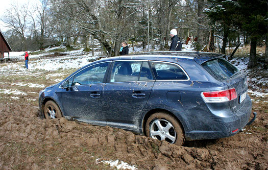 Snøstormen langfredag skapte utfordringer for Öjetrampens parkering påskeaften. Foto: Geir Nilsen/OPN.no.