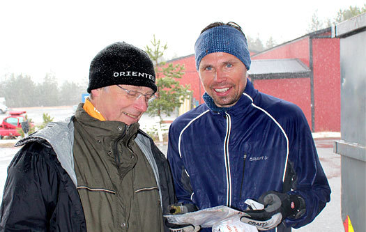 Vinner av Ringerikskarusellens 1. løp i 2012, Hans Trøan, sammen med resultatansvarlig Leif Roger Hultgreen. Foto: Hans L. Werp.