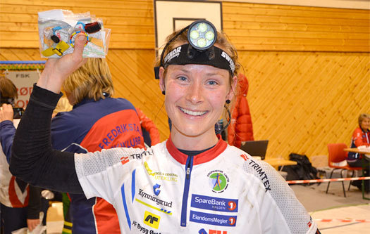Mari Fasting fra Halden Skiklubb stråler etter å ha vunnet natt-NM 2012 i Fredrikstad. Foto: Jens Erik Mjølnerød.