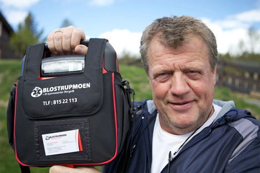 Erik Østli viser frem den nye hjertestarteren de har skaffet til veie for brukt til elite- og breddearrangementer på Beitostølen. Foto: Nicolay Flaaten.