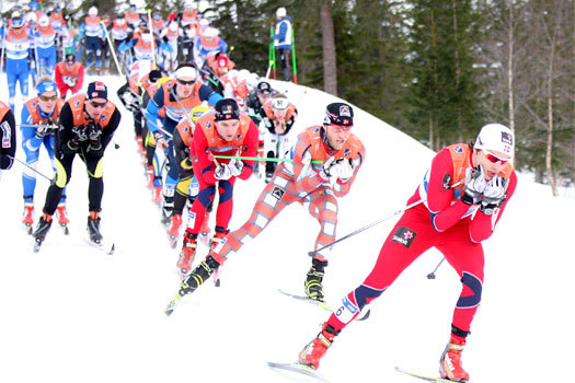 Finn Hågen Krogh i front av feltet, bak følger Martin Johnsrud Sundby, på skiathlon under NM på Voss 2012. Foto: Geir Nilsen/Langrenn.com.