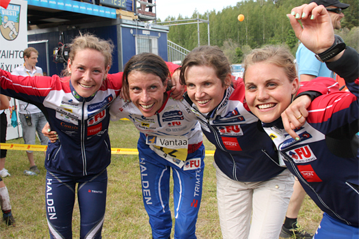 Haldens glade vinnerdamer i Jukola 2012. Fra venstre Mari Fasting, Anne Margrethe Hausken Nordberg, Vendula Klechova og Ida Marie Næss Bjørgul. Foto: Ivar Haugen/Norges Orienteringsforbund.