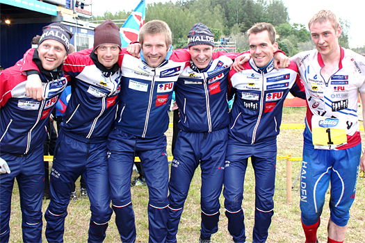 Haldens pallgutter i Jukola 2012. Fra venstre: Mattias Karlsson, Erik Axelsson, Emil Wingstedt, Mats Haldin, Magne Dæhli og Olav Lundanes. Marcus Millegård var i førstehjelpsteltet da bildet ble tatt. Foto: Ivar Haugen/Norges Orienteringsforbund.