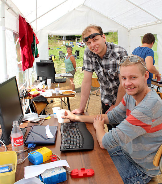 Asbjørn Bjørgum (bak) er mannen bak administrasjons- og resultatsystemet Brikkesys. Under Modum 2-dagers bisto han Arno Grønhovd og den øvrige tidtagerstaben i Modum. Foto: Hans L. Werp.