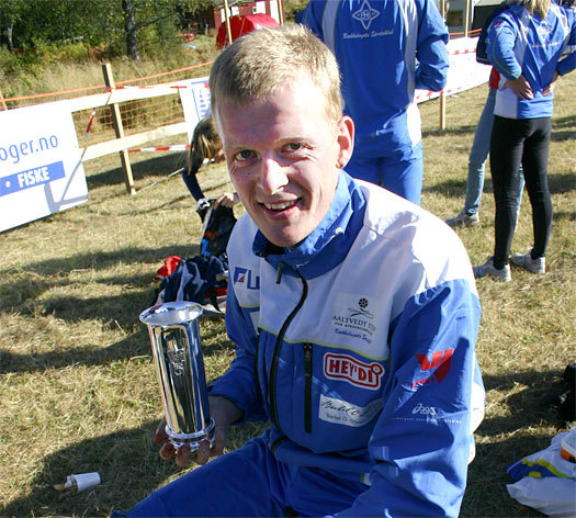 Anders Nordberg med kongepokal etter den praktfulle langdistansen i Stange Almenning i 2007. Fins det noen som orker å ta opp kampen for å få kongepokalen tilbake på langdistansen hvert år, slik det var fram til og med 1995? Foto: Hans L. Werp.
