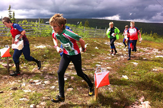 En ung løper har akkurat kvittert på posten i full fart ved hjelp av Emit sitt Touch-Free-system. Foto: Geir Nilsen/OPN.no.