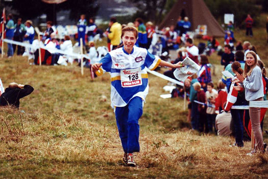 Hanne Sandstad i mål som vinner  på NM ultra på Holtefjell i Eiker 1999. Foto: Hans L. Werp.
