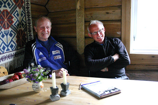 Det er stort å kjenne gamle skihelter som Arvid Ryen (tv) og Reidar Bekkemellom. Uten en lærer som kom til Faukstad hadde de neppe blitt skiløpere. Foto: Hans L. Werp.