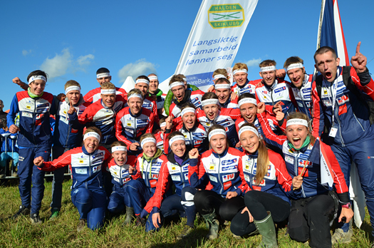 Halden Skiklubbs løpere jubler over seieren i verdens største breddestafett, den svenske 25manna. Foto: Halden Skiklubb.