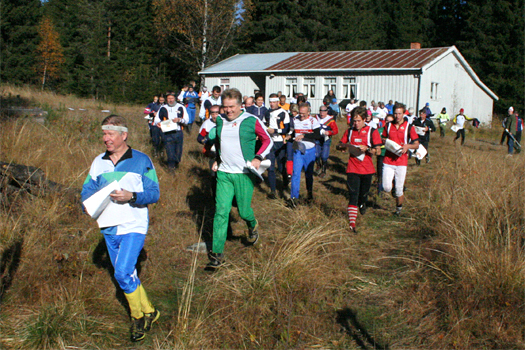 Martin Granly fra Lillomarka Orienteringslag setter fart i feltet på vei ut fra start i Rondslitet 2012. Foto: Geir Nilsen/OPN.no.