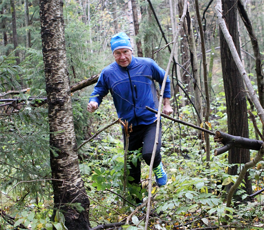 Det går lett og med snert i frasparket når Eirik Næss-Ulseth tar seg fram i skogen uavhengig av årstid. Foto: Erik Borg.