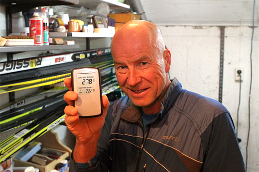 Eirik Næss-Ulseth viser fram måleren som i løpet av kort tid finner ut hvor høy konsentrasjonen er av radon. Foto: Erik Borg.