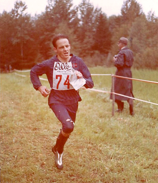Åge (Hadler) her i farger i innspurten i NM i Hobøl 1970. Den dagen kom han som vanlig tidsnok, noe han ikke hadde gjort i VM to år før. Mannen i regnfrakk er legenden Harry Lagert. Foto: Hans L. Werp.