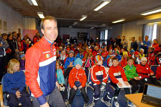 Fullt hus med 100 barn og 60 voksne på første kurskveld hos Fossum IF. Klubbfoto.
