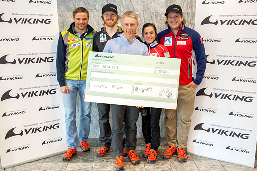 Magne Haga med sjekken på 25.000,- kroner etter å ha blitt tildelt Team Viking stipendet for 2013 av Niklas Dyrhaug, Leif Kristian Haugen, Heidi Weng og Kjetil Jansrud. Foto: Eivind Taksrud/Who Dares Media.