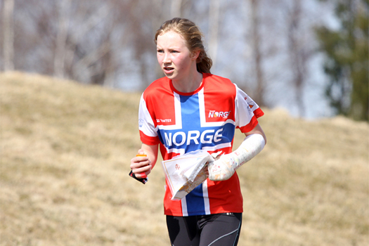 Hvorfor la seg stoppe av en gipset arm, ser det ut til at denne løperen har tenkt der vedkommende er på vei mot siste post i Norwegian Spring og SOL-renningen 2013. Foto: Geir Nilsen/OPN.no.