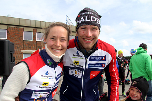 Mari Fasting og Emil Wingstedt etter å ha sikret sammenlagtseieren i Østfold O-weekend 2013. Foto: Claes-Tommy Herland.
