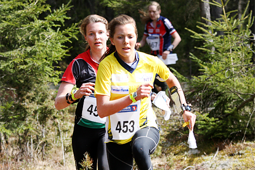 Mathilde Rundhaug fra Frol IL underveis i Smaaleneneløpet. Her er hun på vei mot dagens beste tid og 2. plass totalt i Østfold O-weekend 2013. Like bak følger Anna Ulvensøen som løper for OL Tønsberg og omegn. Foto: Geir Nilsen/OPN.no.