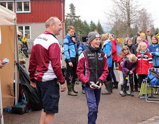 Løpsleder Helge Stubberud og vinner i H13-14 Elias Jonsson, begge NSK. Fotograf Jo Wiklund.