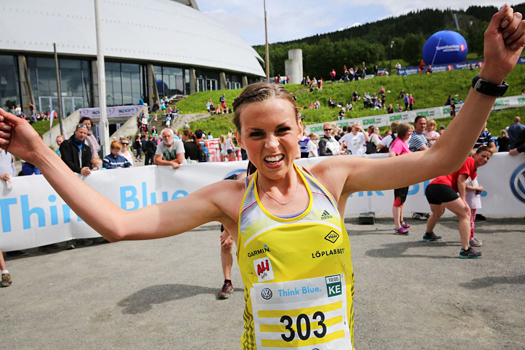 Veronica Blom jubler etter å ha krysset målstreken i Birkebeinerløpet 2013 aller først blant damene. Foto: Birkebeinerløpet.
