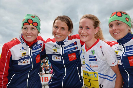 Haldens glade pall-jenter i Jukola 2013. Fra venstre Vendula Haldin (1. etp.), Anne Margrethe Hausken Nordberg (3), Mari Fasting (4) og Eva Jurenikova (2). Foto: Halden Skiklubb.