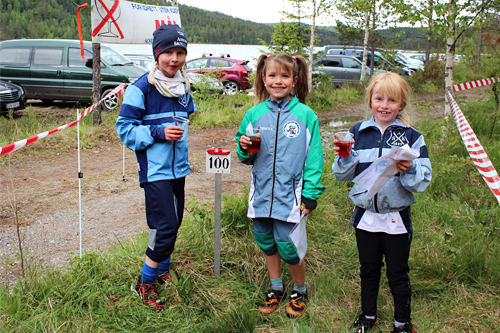 De unge er framtida og Maren Aure Skogedal, Asker, Nora Cristine Hansen, Røyken O-lag og Ragnhild Øfstus Gravir, Asker Skiklubb tok seg pent gjennom N-åpen løypa i Jonsokløpet. Foto: Hans L. Werp.