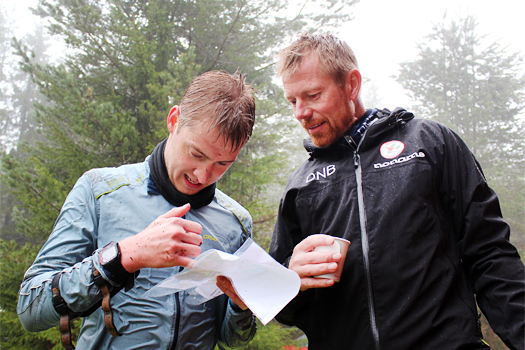 Olav Lundanes i Finnemarka 22. mai da han fortsatt trodde på VM-start i Finland i juli.Landslagssjef Petter Thoresen følger interessert med. Foto: Hans L. Werp.