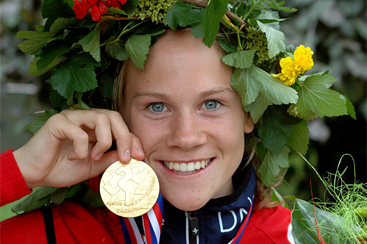 Heidi Mårtensson smiler fornøyd etter å ha vunnet gullet på sprinten under junior-VM i Tsjekkia 2013. Foto: Norges Orienteringsforbund.