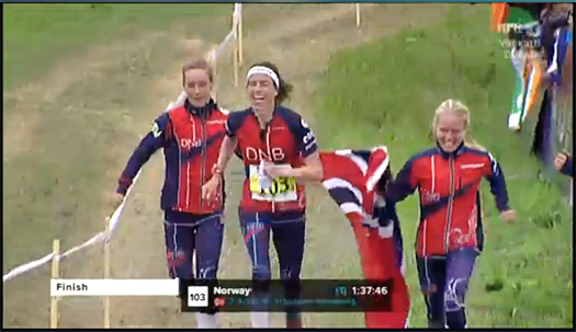 GULL-jentene i VM-stafetten 2013 i finske Vuokatti på oppløpet. Fra venstre: Mari Fasting, Anne Margrethe Hausken Nordberg og Heidi Østlid Bagstevold. Foto: Skjermdump fra NRK.no.