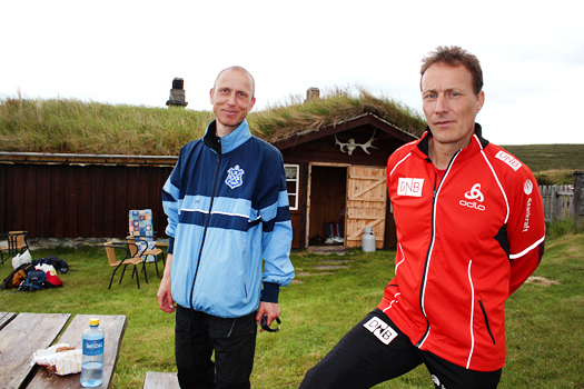 Pål Skogedal (t.v) - her sammen med Erlend Slokvi i Heidalsviku nylig, er selvsagt påmeldt i langløypa i Holleia. Foto: Hans L. Werp.