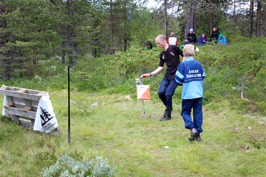 Ingen? norsk o-løper er mer løpsglad enn Asker Skiklubbs Pål Skogedal. Her stempler han inn i Heidalsvikuas femte løp assistert av sønnen Simen. Foto: Hans L. Werp.