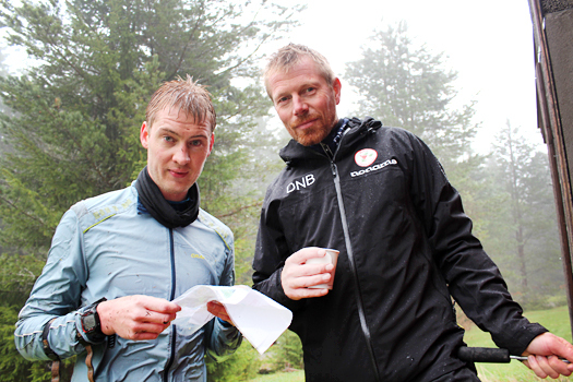 Ganske avmålt mellom Olav Lundanes og landslagssjef Petter Thoresen under treningsøkta på Verpsetra 22. mai. Men at det var totalskjæring var det vanskelig å tenke seg for utenforstående akkurat da. Foto: Hans L. Werp.