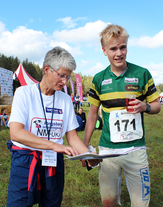 Overraskelsesmannen Thomas Natig Årstad i samtale med løypelegger Brit Volden. Foto: Hans L. Werp.