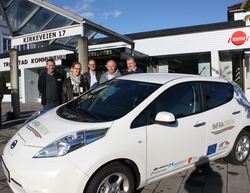 Elbil overekkelse til testing bilde av bil, ordfører og rådmann Elbil overekkelse til testing bilde av bil, ordfører og rådmann