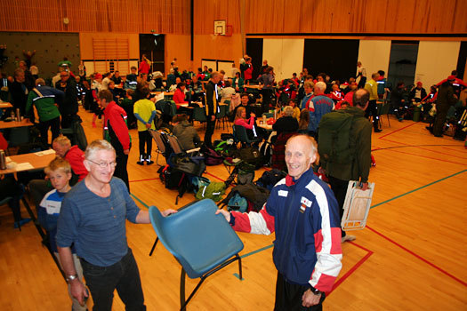 Morten Johannessen i Røyken O-Lag overrekker stol til deltager Svein Ackenhausen fra Konnerud i Frostsprinten 2013. Foto: Torgeir Strandhagen.