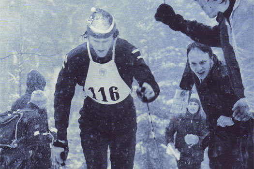 Utsnitt av omslaget til boka Femmila - Skisportens manndomsprøve. Løperen i bildet er Oddvar Brå og stedet er 5-mila i Holmenkollen i 1975. Illustrasjon: Gyldendal Forlag.