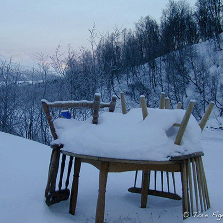 Bord&stoler-i-snø-3