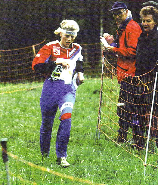 Gro Sandstad, den gangen i Halden Skiklubb, runder halvveis på kortdistansen i NM 1994. Foto: Hans L. Werp.