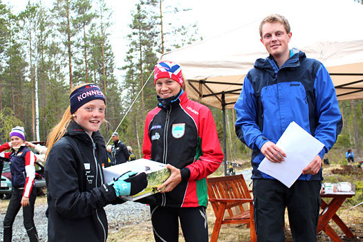 Jenny Baklid mottar førstepremien i D 13-14 av juniorverdensmester Heidi Mårtensson. Løypelegger Henning Ranås er fornøyd. Foto: Hans L. Werp.