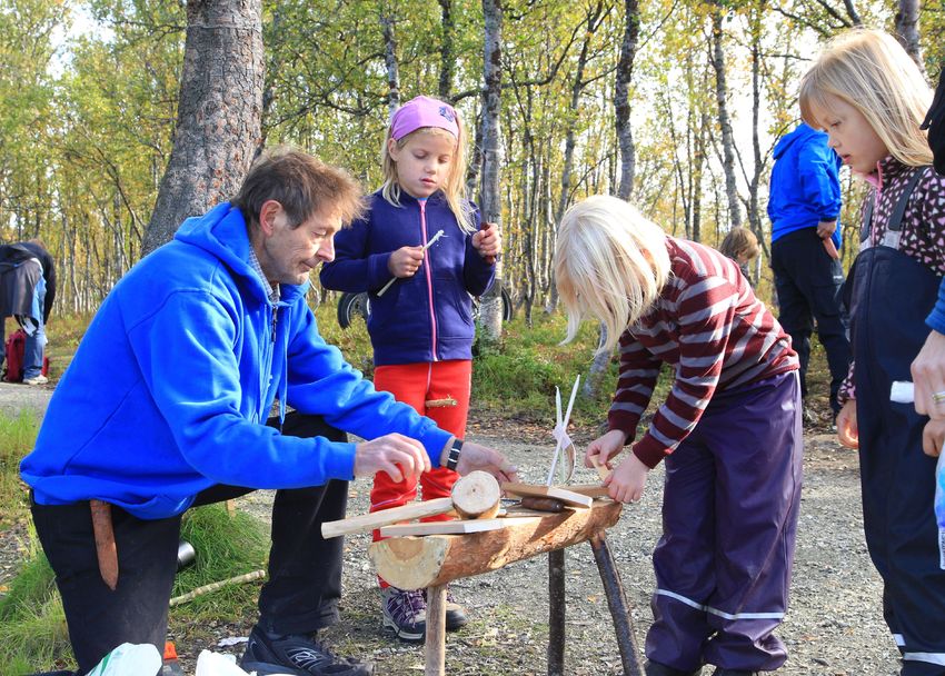 Barn lager trebåt_Tine Marie Hagelin