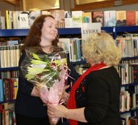 Fylkesbibliotekssjef Stine Qvigstad Jenvin deler ut blomster til bibliotekssjef Ragnhild Måsø_200x182.jpg