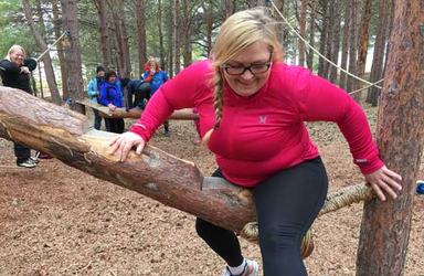 Klubbleder Laila Johnsen går foran med et godt eksempel i klatrejungelen.