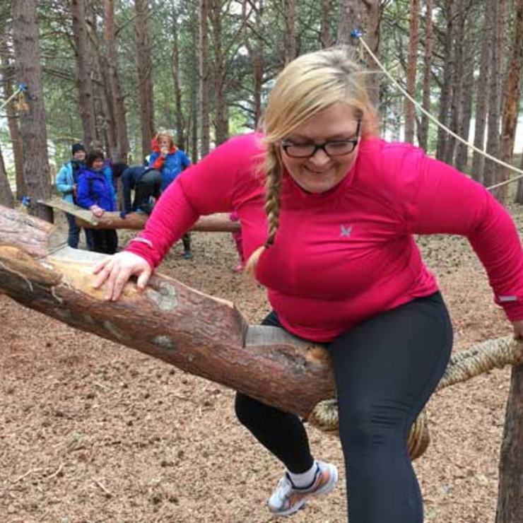 Klubbleder Laila Johnsen går foran med et godt eksempel i klatrejungelen.