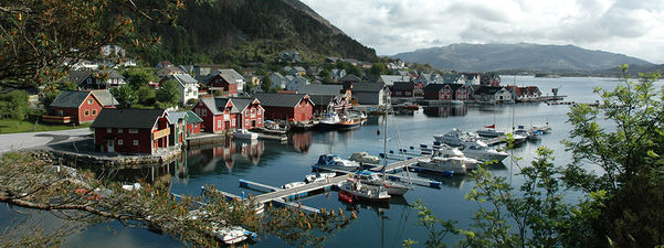 Kalvåg. Båthamn halvfull av båtar og hus og naust langs vasskanten. Foto: Birthe Johanne Finstad