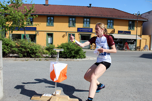 Elise Egseth på vei mot trygg seier under et VM-uttaksløp i Vikersund 2015. Foto: Hans L. Werp.